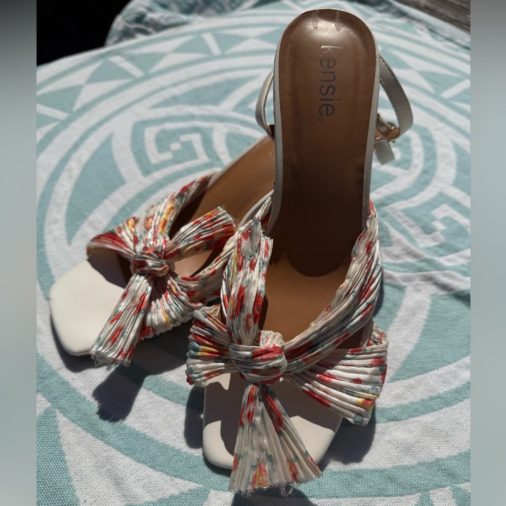 Kensie White Multicolor Knot Front Heeled Sandals